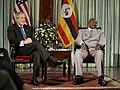 Bush Ugandan presidentin Yoweri Museveniin kanssa Entebbessä vuonna 2003