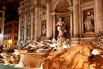 Vista nocturna de la Fontana de Trevi