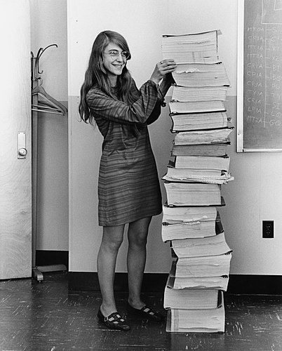 Маргарет Гамильтон рядом с распечатками текста программы, которую она и её команда в MIT создали для миссии «Аполлон-11» (1969)