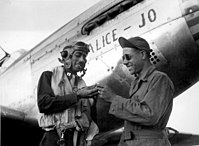 Tuskegeejski letalec stotnik Wendell Oliver Pruitt (levo) s svojim vodjem posadke štabnim narednikom Samuelom W. Jacobsom pred svojim letalom P-51C »Alice-Jo« #73, Letališče Ramitelli, november 1944