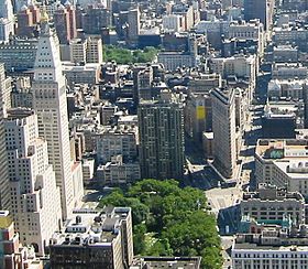 Vista para o sul do Empire State Building para parte do Flatiron District. O Flatiron Building é o edifício tringular no centro da imagem. A esquerda está a Met Life Tower, com o Madison Square Park a frente. Entre o parque e a torre, no nível da rua, Madison Avenue inicia-se na 23rd Street e segue para o centro