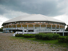 Photographie d'un bâtiment ovale.