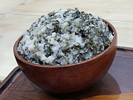 Ssuk-beomuri (mugwort rice cakes)