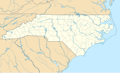 Mapa konturowa Karoliny Północnej, blisko centrum na prawo u góry znajduje się punkt z opisem „Carter-Finley Stadium”