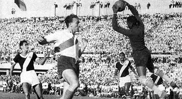 Keeper Barbosa grijpt de bal en wint met zijn club Vasco da Gama de Copa Sudamericana ten koste van Di Stéfano's River Plate (1948)