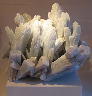 <span class="mw-page-title-main">Anhydrite</span> Mineral, anhydrous calcium sulfate