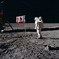 Buzz Aldrin salutierend (erkennbar an der rechten Hand hinter dem Helm)