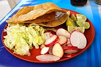 Pozole'de kullanılmak üzere hazırlanmış bir çeşni tabağı