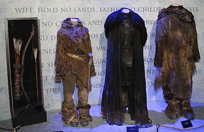 Les costumes d'Ygritte, Jon Snow et Tormund Fléau-d'Ogres reflètent le climat rigoureux dans lequel ils sont portés.