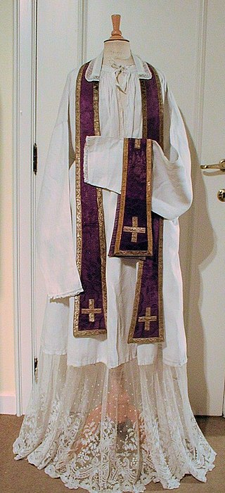 <span class="mw-page-title-main">Alb</span> Long, full garment worn by Christian clergy