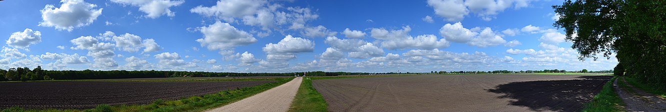 Bij overweg van de Veluwsche Stoomtrein Maatschappij, ten oosten van Beekbergen