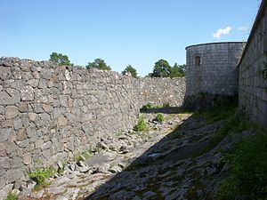 Vallgraven och kaponjären på huvudfasaden.