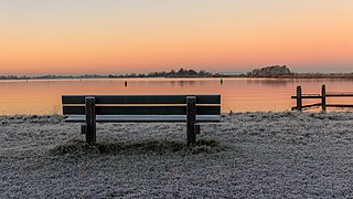 Zon komt op boven een winters landschap. Locatie, Langweerderwielen (Langwarder Wielen) en omgeving