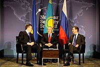 Віктор Янукович під час Саміту з ядерної безпеки разом з Президентом Казахстану Нурсултаном Назарбаєвим та Президентом Росії Дмитром Медвєдєвим у квітні 2010
