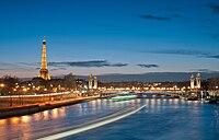 Ponte Alexandre III e ao fundo, a Torre Eiffel, local da Maratona Aquática e do Triatlo