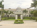 Photo de la façade de la Florida Atlantic University.