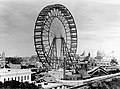 La première grande roue fabriquée à l'occasion de l'Exposition universelle de 1893 à Chicago par George Washington Gale Ferris fils. Elle était censée surpasser la prouesse technique de la tour Eiffel