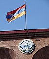 Bandeira ondeando nun edificio público de Stepanakert en 2015.