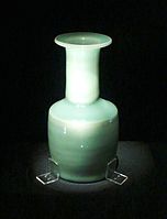 Song-dynastiet celadon vase med flensformet åpning, Longquan celadon