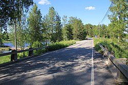 Näkymä Porrassalmen sillalta pohjoiseen. Vasemmalle johtaa sillan yli Pellosniemenkuja.