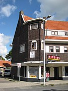 Winkels met daarboven woningen aan het Purmerplein, ontworpen door B.T. Boeyinga (rijksmonument).