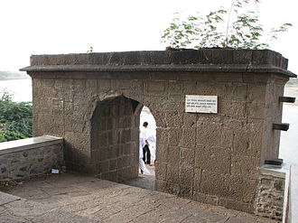 तुलापुर संगम पर पत्थर का द्वार जिसके नीचे सम्भाजी की हत्या करी गई Stone arch at Tulapur confluence under which Sambhaji was executed