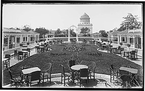 View of Grant's Tomb and grounds (2786852071).jpg