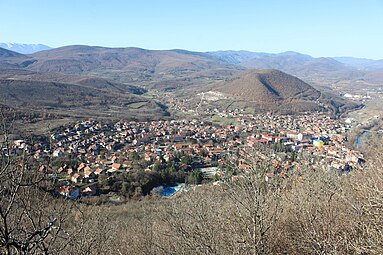 Панорама Звечана виђена са пута ка истоименој тврђави.