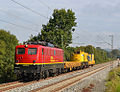 140 070 von EBM Cargo mit einem Schienenkran bei Haiger auf der Dillstrecke (September 2014)