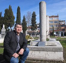 Tyntchtykbek Tchoroev in front of Amiri's tomb