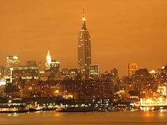 L'Empire State Building à la tombée de la nuit.