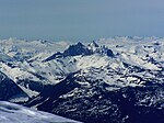 Vue aérienne du mont Cayley depuis l'est.