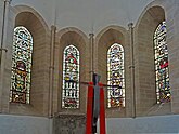 Altar und Buntglasfenster