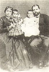 Photographie noir et blanc d'un couple posant avec deux de ses enfants