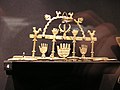 חנוכייה מהמאה ה-19, מוצגת במוזיאון היהודי בניו-יורק, עם מוטיבים מקהילות צפון אפריקה - כגון חמסה, קשתות ועוד
