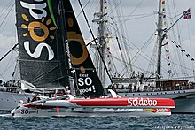 Le trimaran en mer croise un vieux gréement lors des Tonnerres de Brest