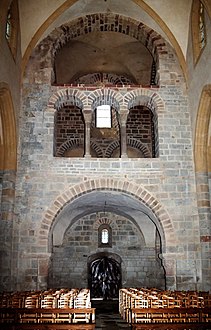 Le narthex et les baies de la tribune vus de la nef.