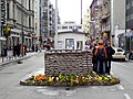 Checkpoint Charlie oli ulkomaalaisille Friedrichstraßen metroaseman ohella ainoa reitti Itä- ja Länsi-Berliinin välillä. Nykyään se on nähtävyys.