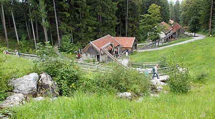 mehrere Mühlen nutzen das Wasser von oben her bis ins Tal