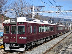 嵐山線で運行される6300系4両編成（松尾大社駅）