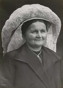 Poffer or Brabantian Headdress, worn by woman in Beek (Beek en Donk), North Brabant, the Netherlands, 1931-05-18 NOMA01 AA10471 X.jpg