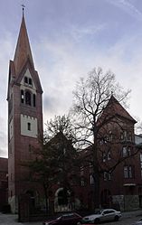 Turm, Giebel und Pfarrhaus