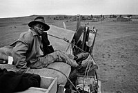 Nucené stěhování během apartheidu, Mogopa, Západní Transvaal, únor 1984. Část sbírky tvořící fotografickou knihu Travelling Light. Kniha a její snímky zachycují začátky fotografů v ulicích Johannesburgu na konci 70. let 20. století a zavedou diváky do současné krajiny jihoafrického venkova.