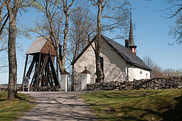 Bärbo kyrka med klockstapel.