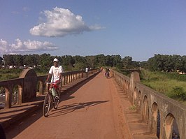 Brug over de Dungu-rivier in het noordoosten van Congo.