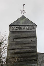 Clochdy pren gyda'r ysgrifen: SOLI DEO SACRUM ANNI CHRISTI MDCXL. Arferai hefyd gynnwys y geiriau: VENITE CANTEM[us domino] A.D.1640 HONOR DEO IN EXCELSIS