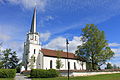 Foto einer Kirche, die von einer Kirchmauer umgeben ist