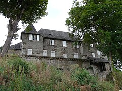 Castel dans le bourg de Mansac.