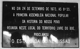 Gedenkplaat op het gebouw waar de uitroeping van de onafhankelijkheid in 1973 plaatsvond, Madina de Boé.