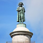 Détail sur la statue de Napoléon au sommet de la colonne.